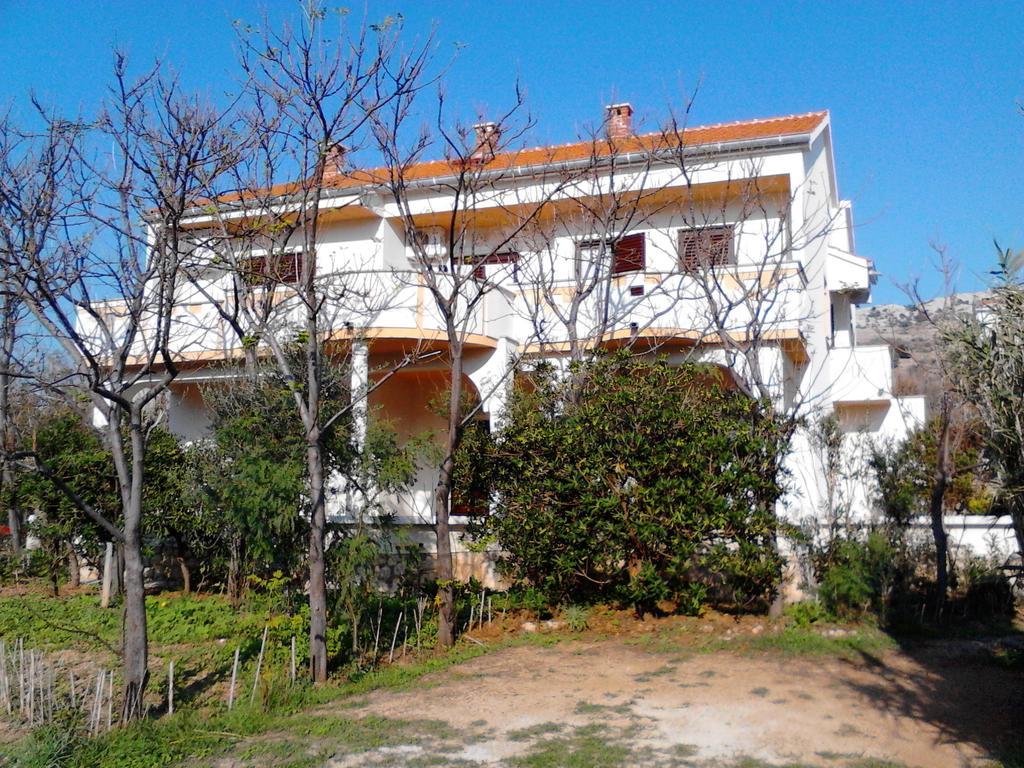 Apartments Kresimir Beauty With Shadow Trees And Parking Place Pag Town Zewnętrze zdjęcie