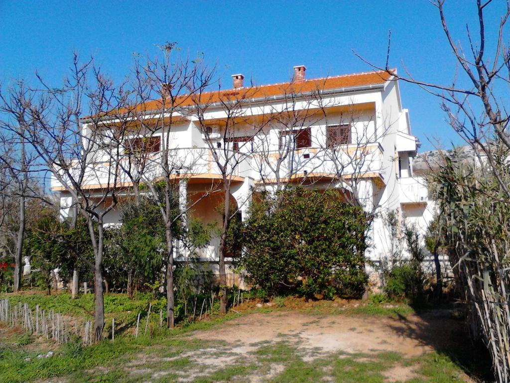 Apartments Kresimir Beauty With Shadow Trees And Parking Place Pag Town Zewnętrze zdjęcie